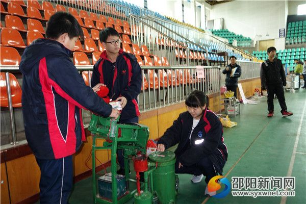 二、隆回二中参赛学生在展示自己的作品。DSC02415
