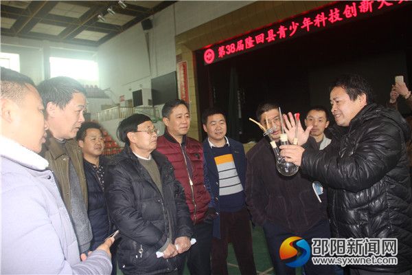 五、专家、评委在观赏老师讲解作品。IMG_7502