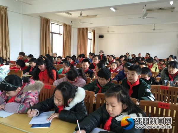 师生认真聆听