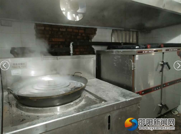 图为新配备的省柴灶