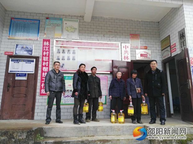 图为 领到爱心物质的困难户露出了开心的笑容