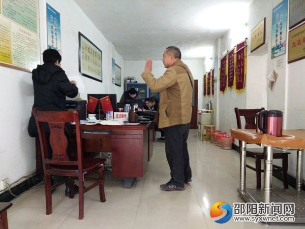 市民在便民服务大厅咨询