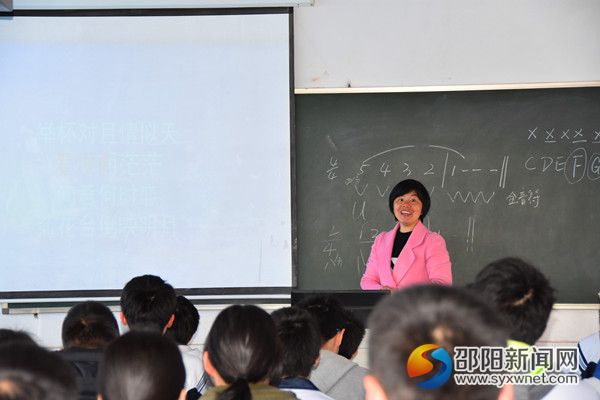 该校音乐教师张旖旎在给高二学子上课场景