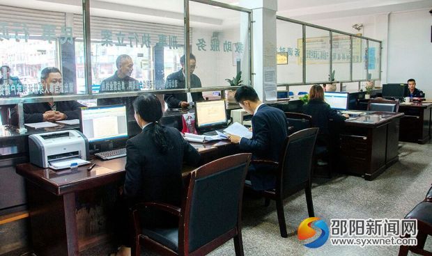 武冈法院立案庭认真接待前来办事的群众。