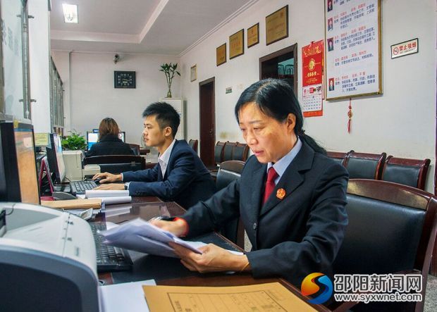 武冈法院立案庭工作人员。