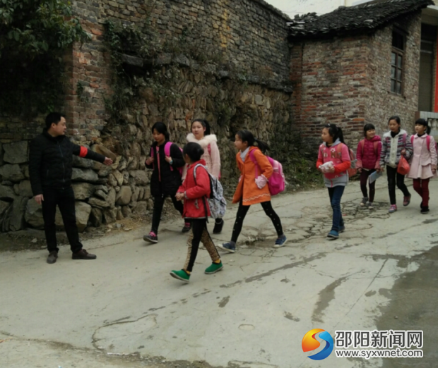 放学后护送学生回家
