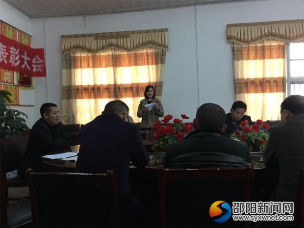 表彰会现场女教师代表曾依在发言