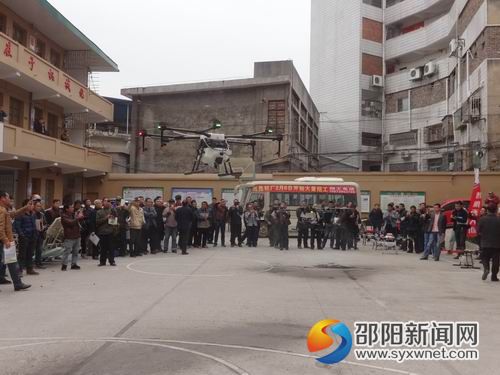 技术人在进行无人植保机示范操作。