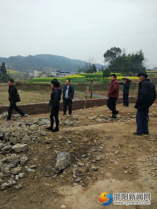 工作人员在崇山村处理电力隐患