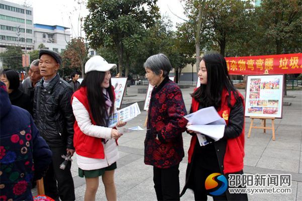 图为禁毒宣传员在发放宣传资料