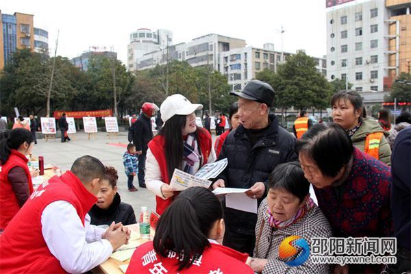 禁毒工作人员在街头发放禁毒宣传资料
