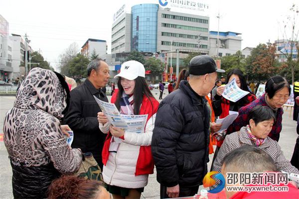 图为禁毒工作人员向群众讲解禁毒知识