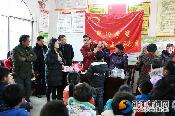 志愿者给小朋友演示科学小实验