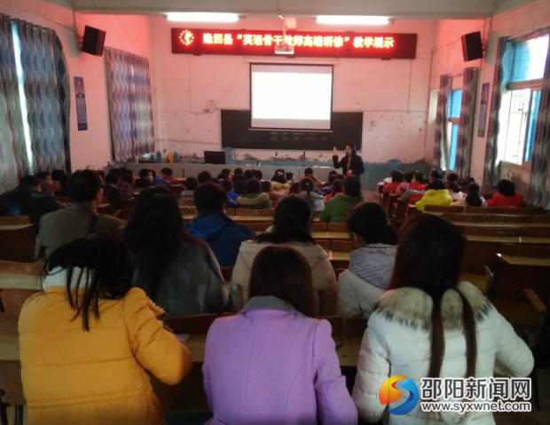 罗建华老师在上课