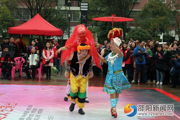 歌舞表演《邵阳姑娘》。