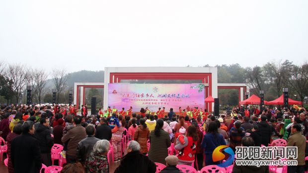活动现场吸引了一层又一层的市民围观。
