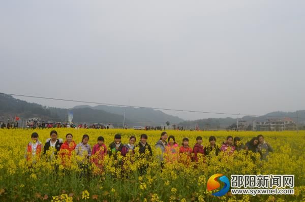 女生赏春光拍照留念