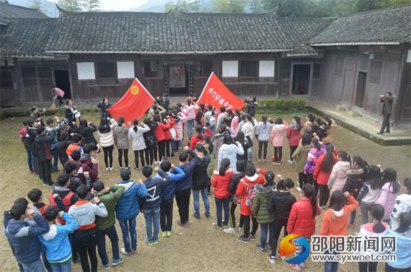 图为团员宣誓现场