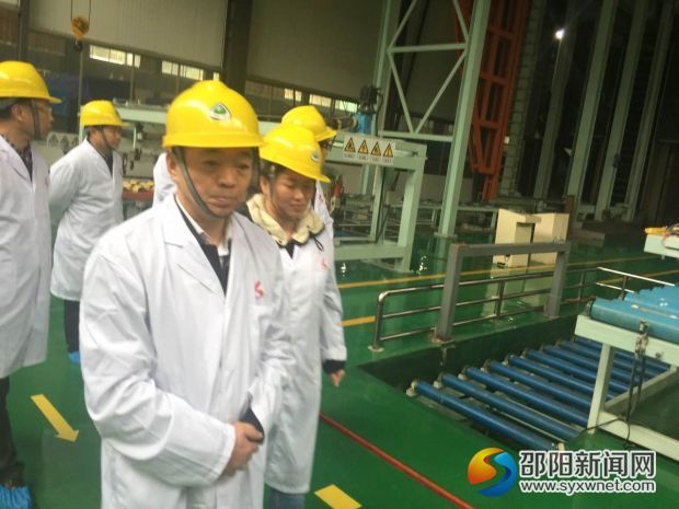安监局总工程师郑京杰(中)在广信科技股份有限公司检查 安监局总工程师郑京杰(中)在广信科技股份有限公司检查