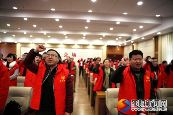 图为新闻通讯员在宣誓