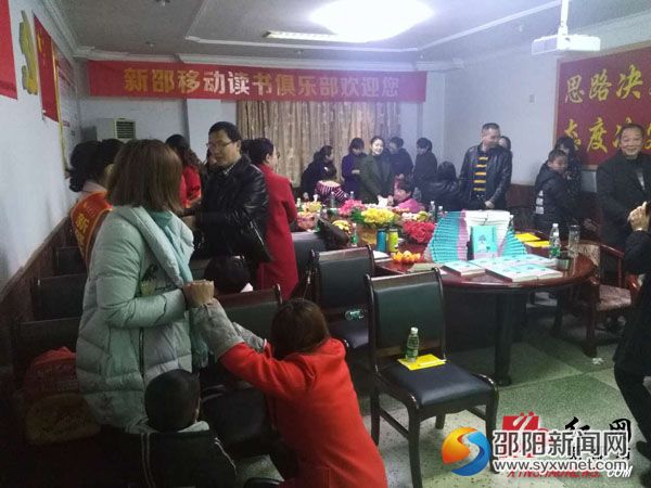 图为家长们正在和主讲老师游戏互动2副本