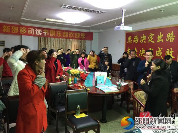 图为家长们正在和主讲老师游戏互动副本