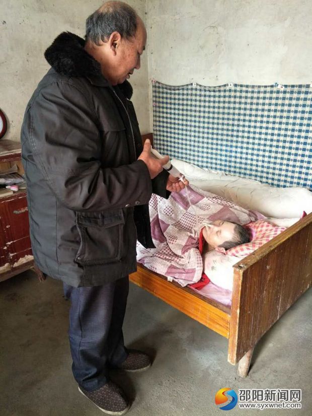 肖仕和用注射器喂流食给妻子吃1