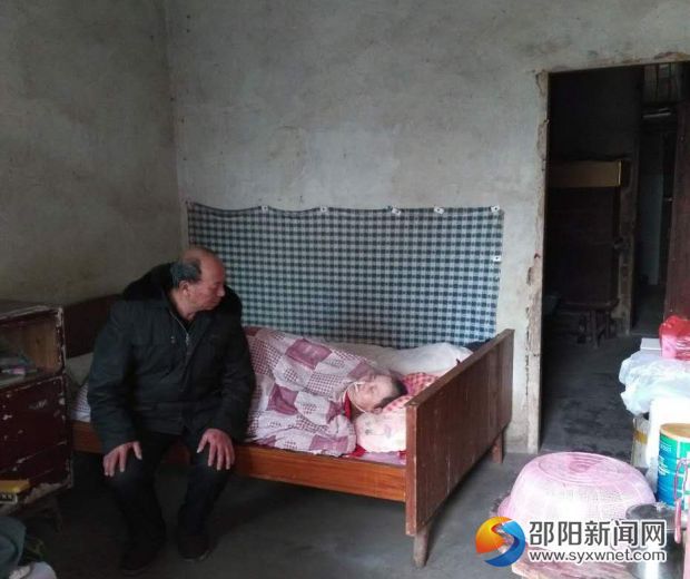 肖仕和陪伴在妻子身边_副本