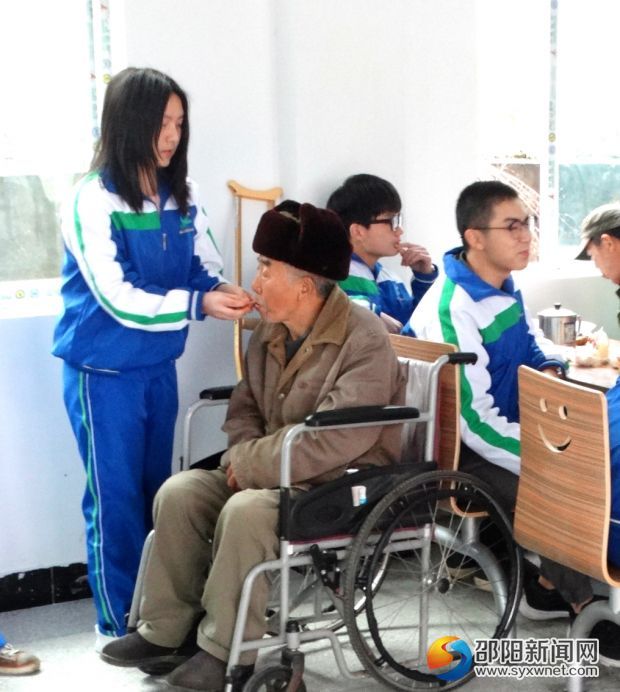 志愿者给老爷爷细心喂食