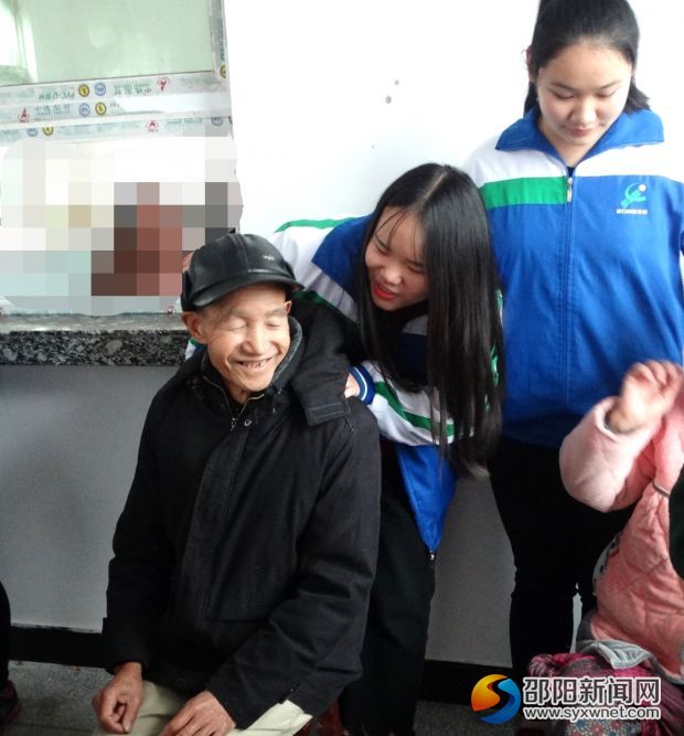 志愿者给老人捶背