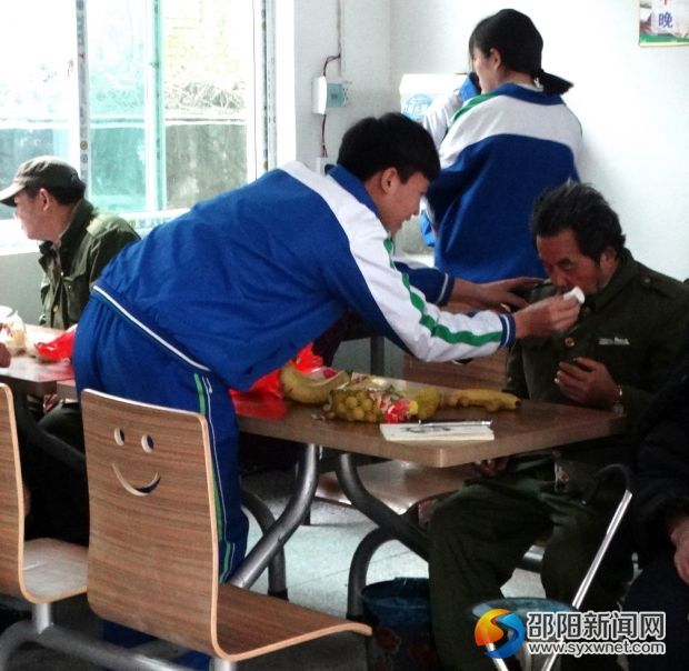 志愿者为老人细心擦拭