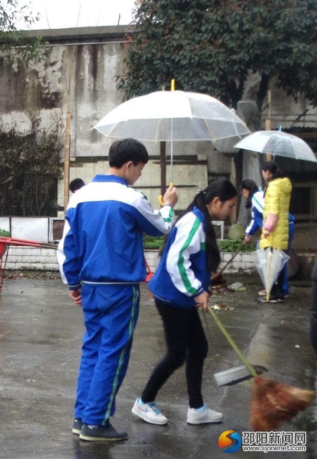 志愿者冒雨在敬老院清扫卫生