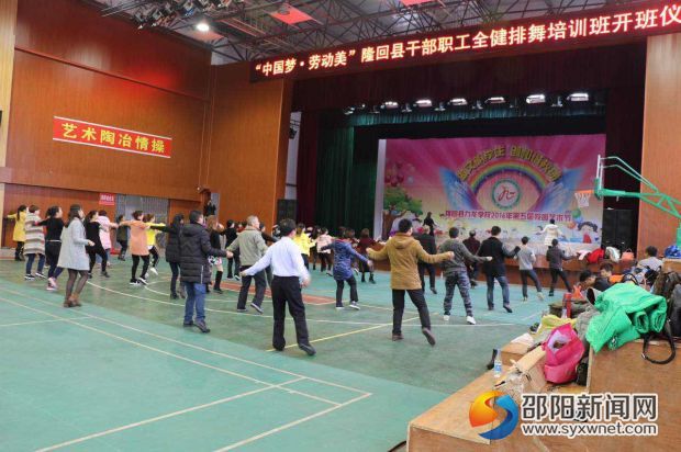 学员在认真学习舞蹈