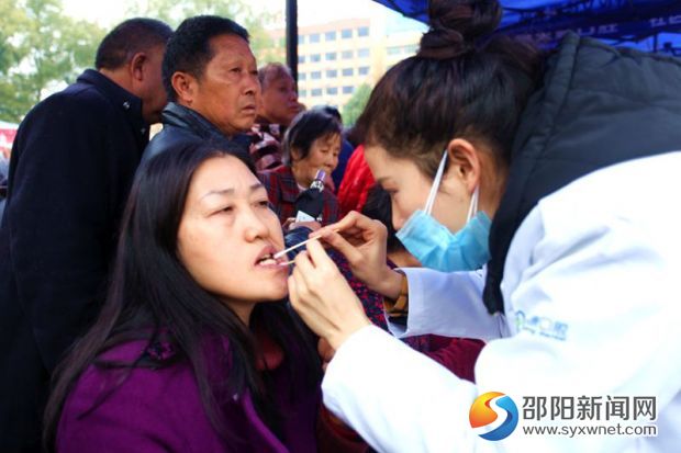 工作人员免费为市民进行口腔检查