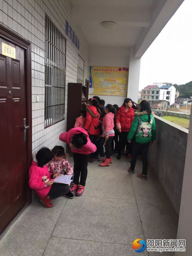 学生在图书漂流站借书