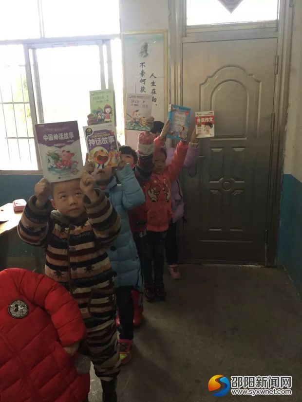 学生捐书