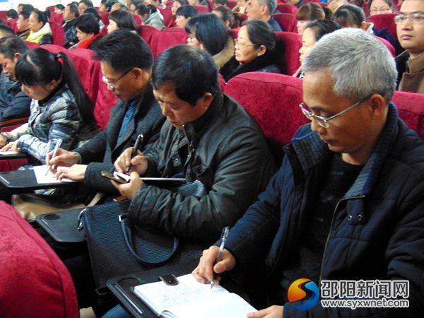 图为医务人员在认真做笔记