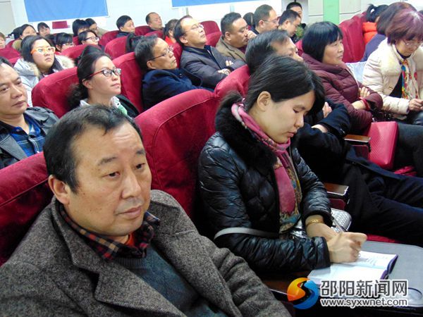图为参会人员在认真听取专家点评