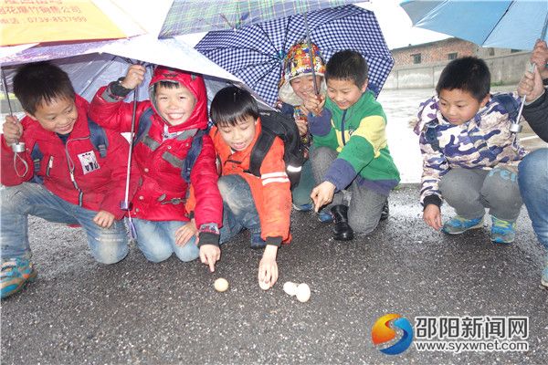 一、学生将倒立的鸡蛋一一竖起来。DSC02495