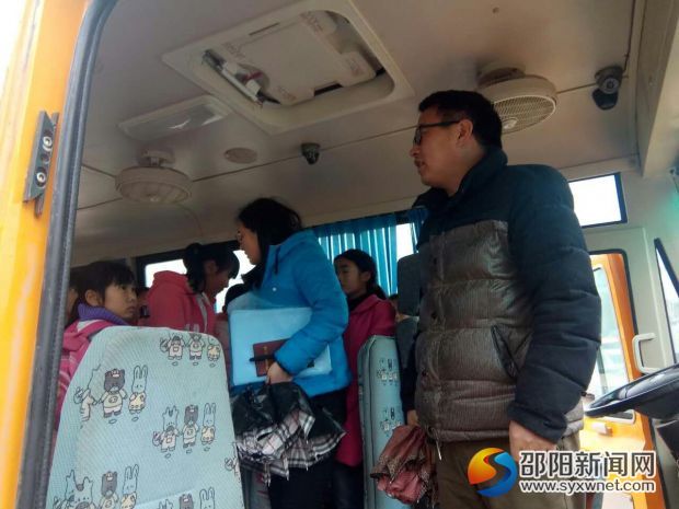 关峡乡政府副乡长周带娣带队检查校车安全工作现场