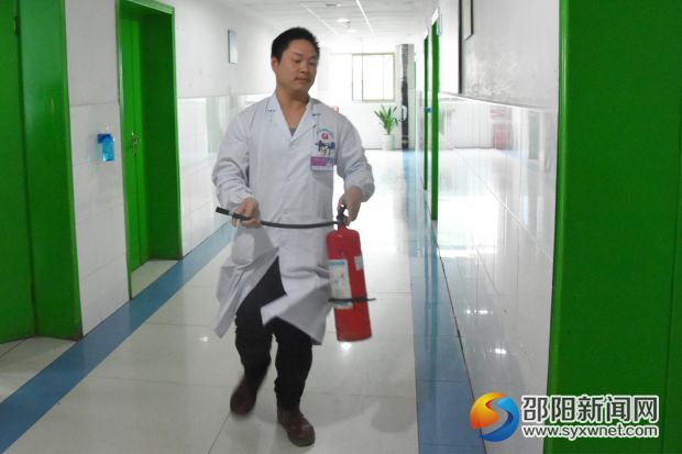 取出楼层内的灭火器赶到起火病室进行初期火灾扑救