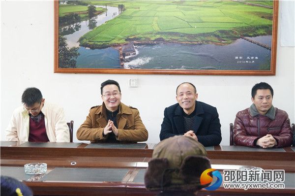 与孤儿们的亲人座谈