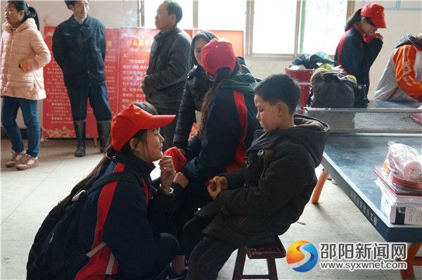 与小弟弟、小妹妹交流