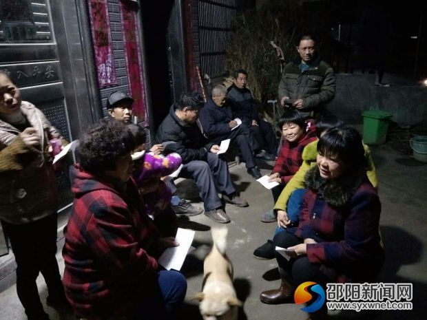 西洋江镇星月村利用晚上空闲时间推选村民代表