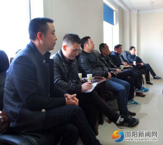 与会人员正在认真听取会议精神。