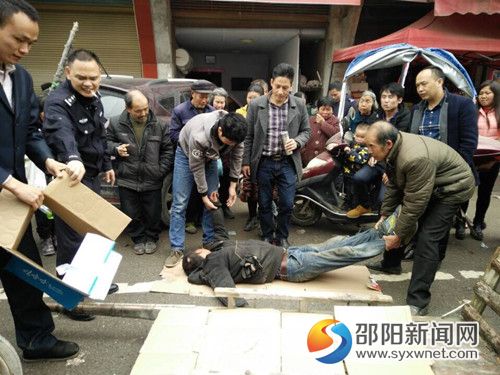 图为鸭田镇干部和民警在救助病危流浪男子