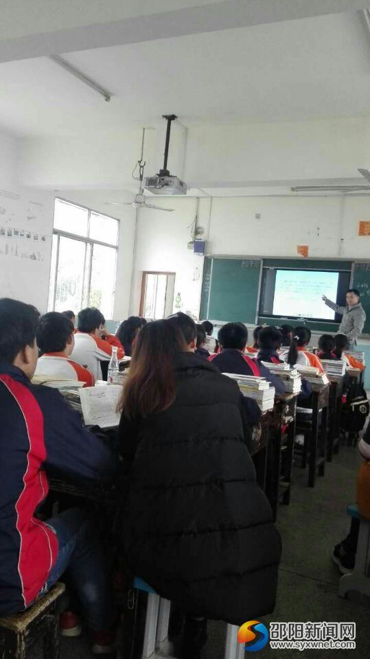 教师利用多媒体上课