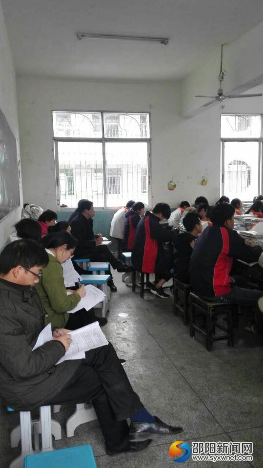 教师在认真做听课记录
