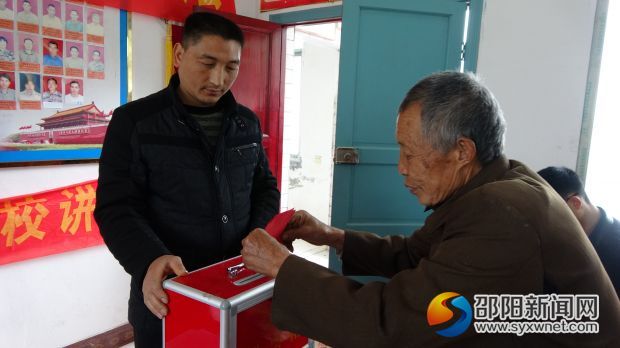 老党员投下自己神圣一票
