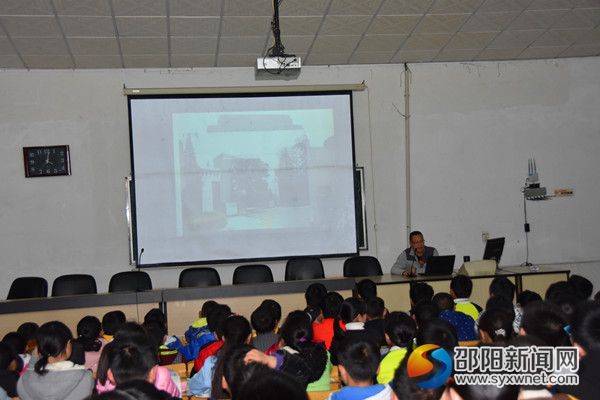 图为新邵一中副校长王建明在给学生做理想目标讲座现场